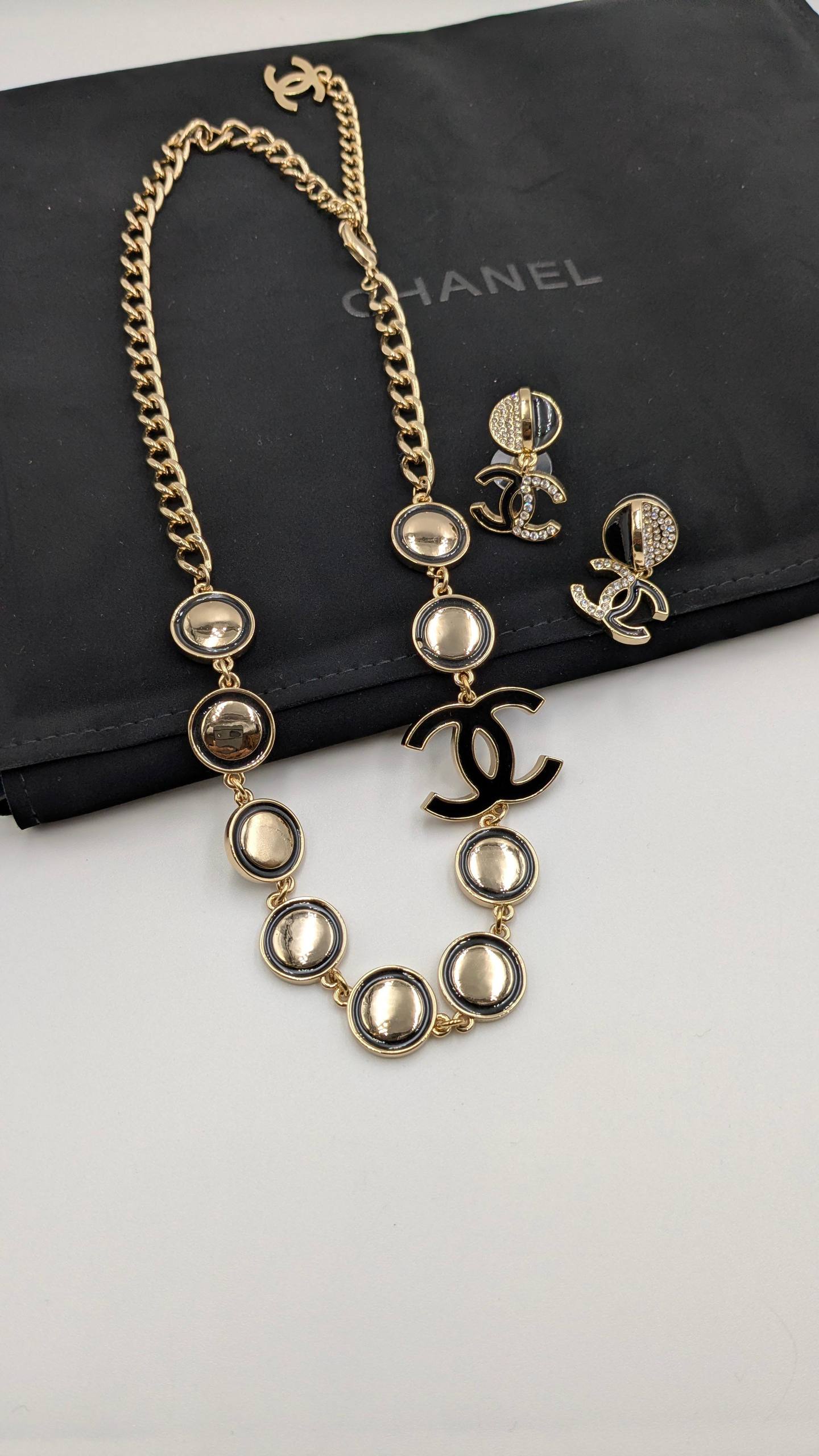 Chanel
*Master Quality* 
*Necklace & Earrings*
180 dhs🪙🌨️
with Normal Box 🎁 
250 dhs🪙🌨️
with Master Box 🎁

Zain210
♥️♥️♥️