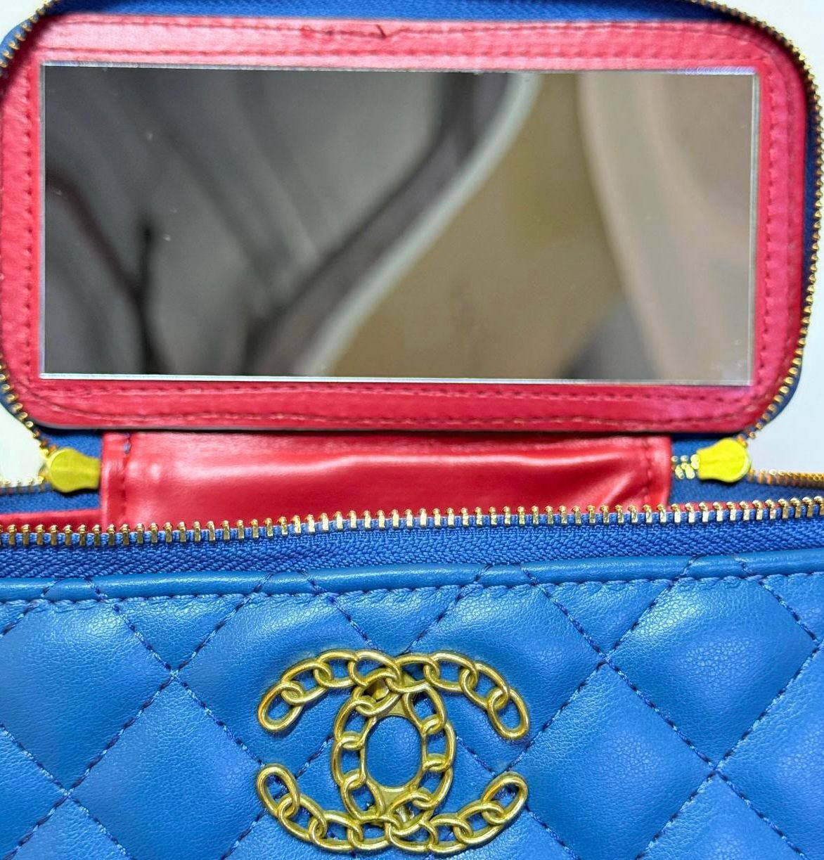 CHANEL 
GOOD QUALITY 
WITH BOX
🎁🎁🎁

95 dhs✅
SIZE : 16 cm

Zain39
♥️♥️♥️