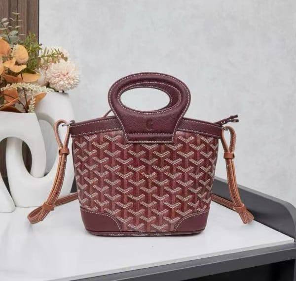 Goyard 
120 dhs✅

Zain235
♥️♥️♥️