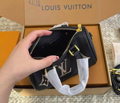 LV
NEW CAME GOOD QUALITY WITH BOX  🎁
90 dhs✅

Zain295
♥️♥️♥️