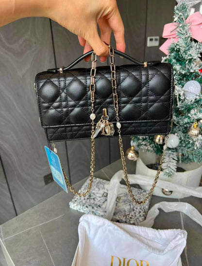 Dior
105 dhs🇦🇪🇦🇪
good-quality with box

Zain35
♥️♥️♥️