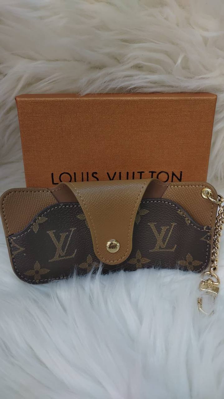 LV key holders & bags charm accessories
All sizes price 
55 dhs✅

Zain88
♥️♥️♥️