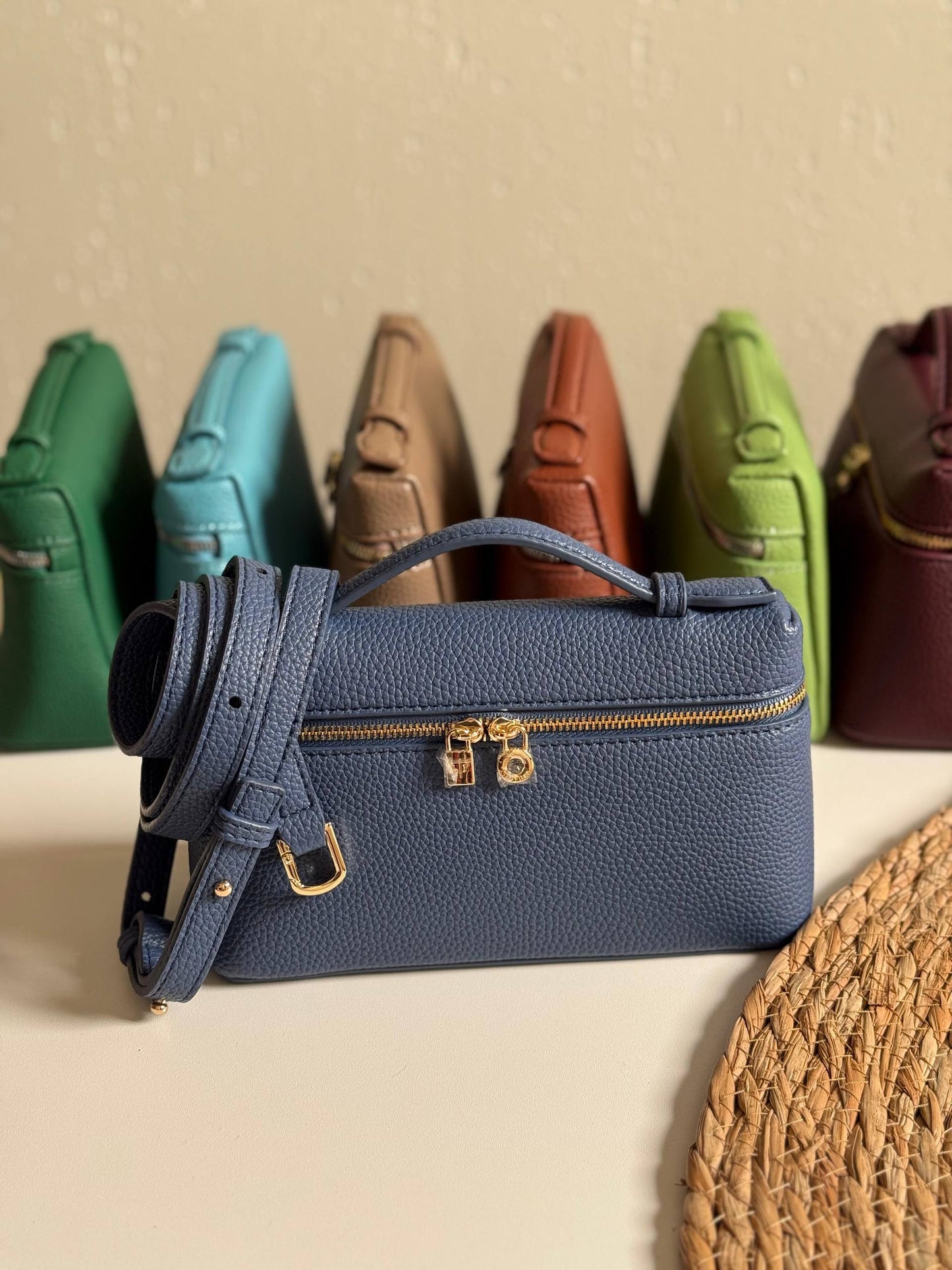 LORO PIANA
19cm
320 dhs❣️
Top quality 
With box🎁

Zain167
♥️♥️♥️