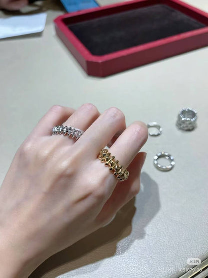 Cartier ❤️‍🔥*
Ring 💍 
Size 6,7,8,9
Master quality 💯
With normal boxes 📦 
45 dhs💛
With master box 🗃️ 
75 dhs💛

Zain216
♥️♥️♥️
