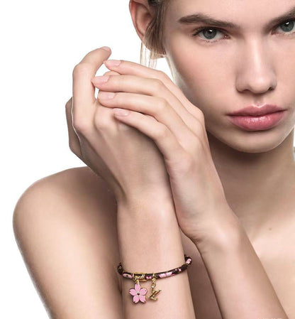 LV
Bracelet ✨
Master quality 💯
With normal boxes 📦 
And paper bag 🛍️
50 dhs🗽
With master box 🗃️ 
60 dhs🗽

Zain216
♥️♥️♥️