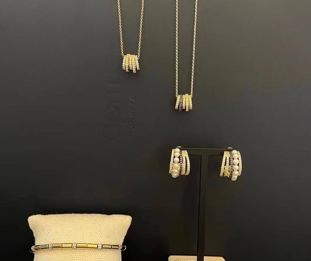 Apm 😍*
Necklace 💥
Earring 🦋
Master quality 💯
With normal boxes 🗃️ 
170 dhs🇦🇪🇦🇪

With master box 📦 
200 dhs🇦🇪🇦🇪

Zain216
♥️♥️♥️