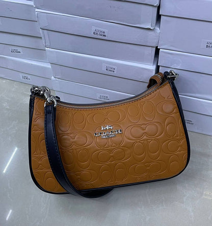 Coach
25cmx16cmx8cm
95 dhs✅

with box
🎁🎁🎁

Zain72
♥️♥️♥️