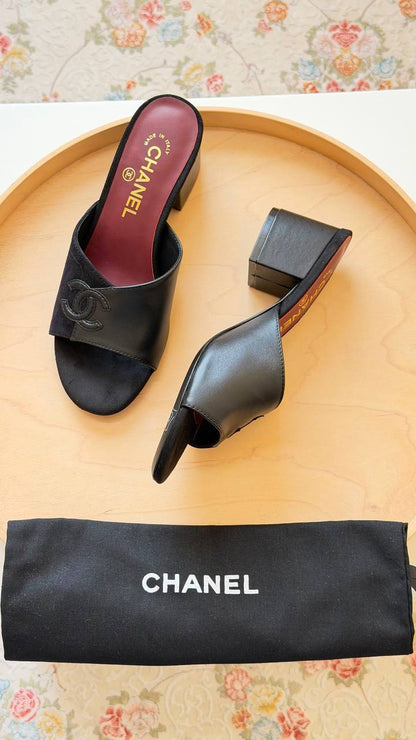 CHANEL
Master quality 
Size: 36 to 41
450 dhs💛

Zain318
♥️♥️