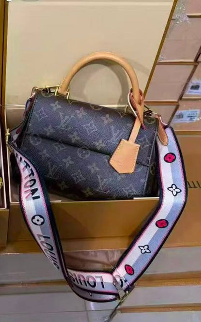 LV 
100 dhs🇦🇪🇦🇪

with box
size 20×9×15cm

Zain42
♥️♥️♥️