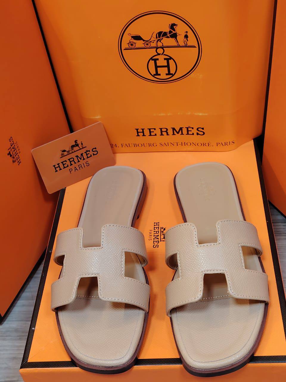 Hermes Flat Slippers, New Arrived 
Size 36 To 41
90 dhs🪙💕

Zain120
♥️♥️♥️