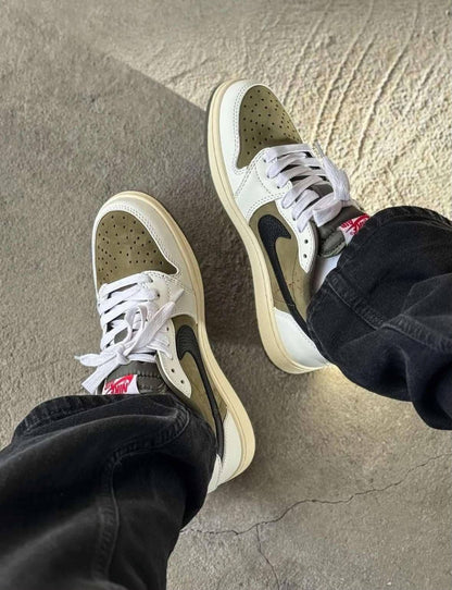 Air jordan 1 low X Travis Scott , 
Size 36 to 46 , 
240 dhs✅

Zain196
♥️♥️♥️