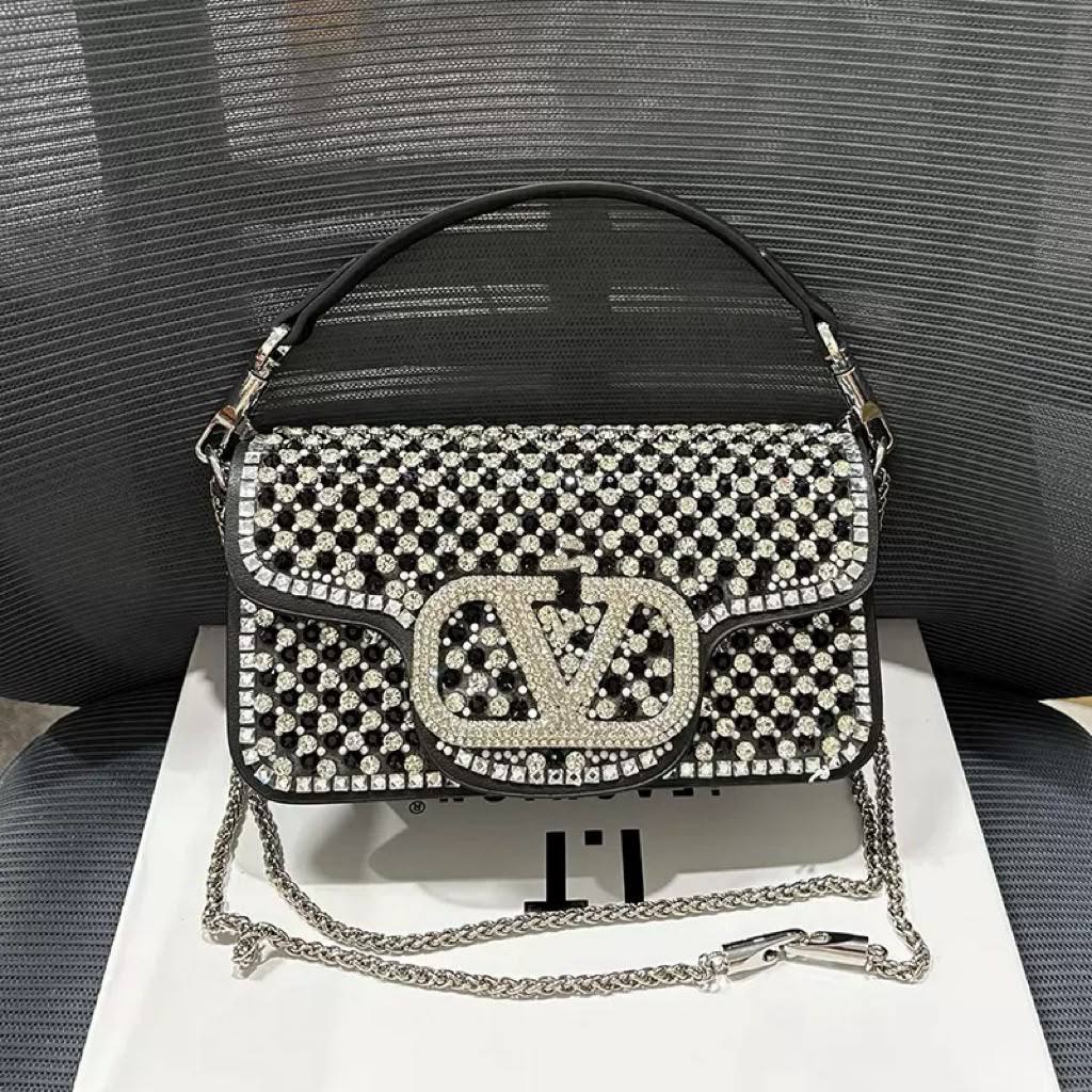 VALENTINO 

COPY ONE 

NEW CAME 

WITH BOX 
195 dhs🇦🇪🇦🇪

Zain39
Zain295
♥️♥️♥️