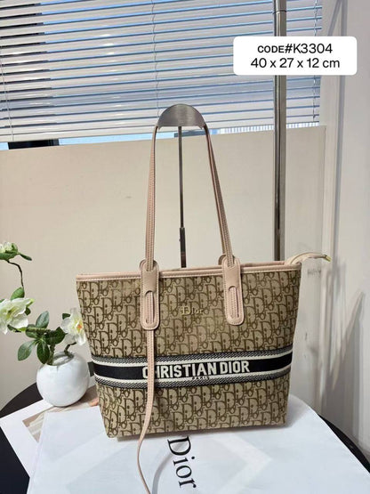 CHRISTIAN DIOR
sʜᴏᴜʟᴅᴇʀ ᴛᴏᴛᴇʙᴀɢ
ᴄᴀɴᴠᴀss & ʟᴇᴀᴛʜᴇʀ ᴍᴀᴛᴇʀɪᴀʟ
ᴡɪᴛʜ ʟᴏɴɢ ʙᴇʟᴛ sᴛʀᴀᴘ
sɪᴢᴇ: 40 cm

75 dhs🪙🌨️

Zain31
♥️♥️♥️