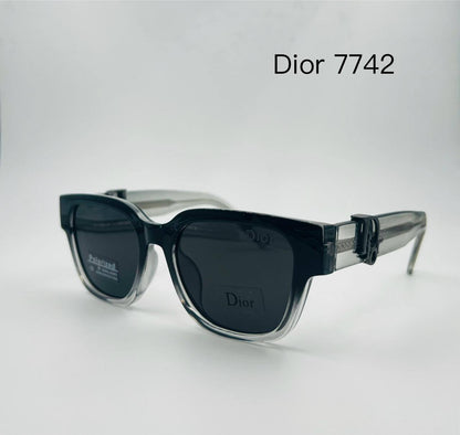 Dior
Sunglasses 🕶️ 
good quality 💯
With master box 🗃️ 
50 dhs💓

Zain273
♥️♥️♥️
