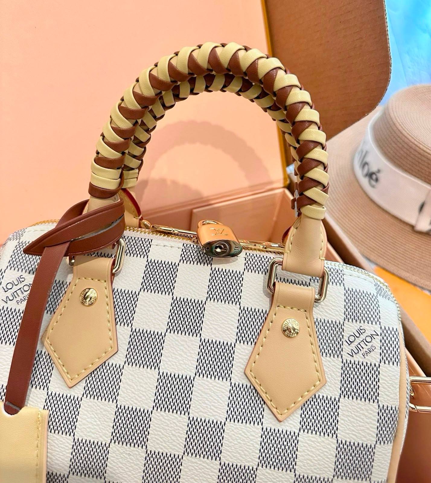 LV
 SPEEDY NEW DESIGN MASTER QUALITY 
WITH BOX 
240 dhs✅
20CM

Zain295
♥️♥️♥️