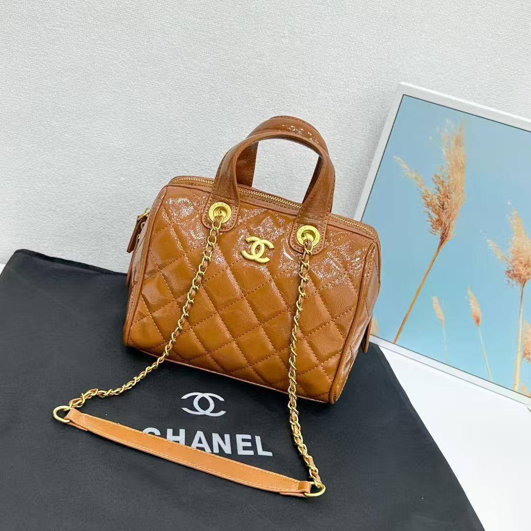 CHANEL 

GOOD QUALITY  

SPECIAL OFFER 

95 dhs

SIZE: 23cm

Zain17
♥️♥️♥️