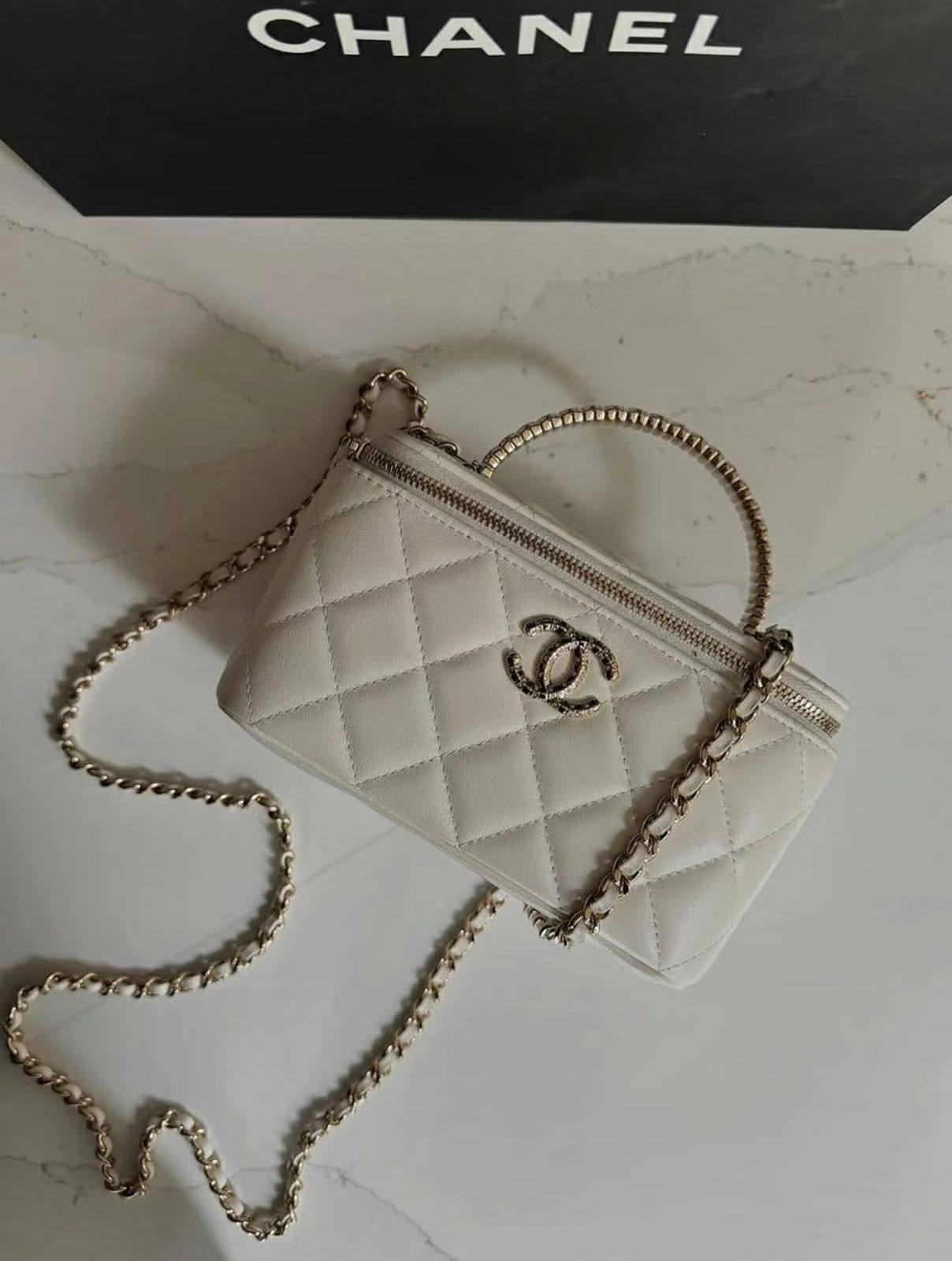 Chanel
110 dhs❣️
Good quality 

with box
🎁🎁🎁

Zain35
♥️♥️♥️
