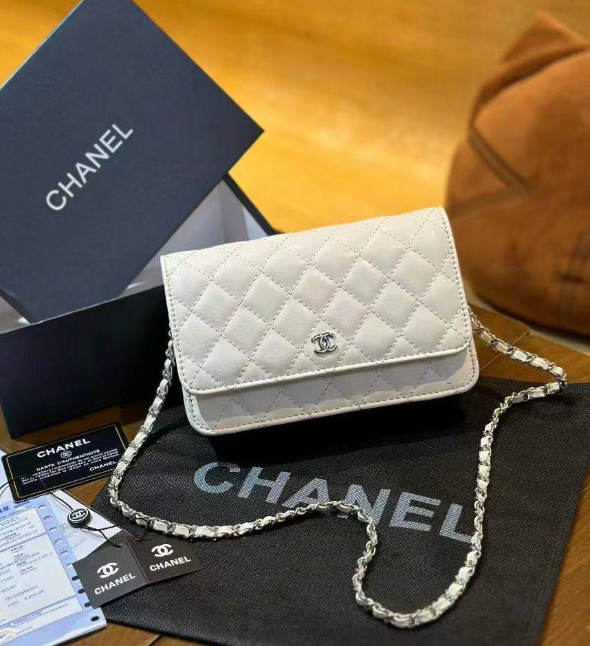 CHANEL

 NEW CAME 

GOOD QUALITY 

WITH BOX 

90 DHS🇦🇪🇦🇪🇦🇪

Zain295
♥️♥️♥️