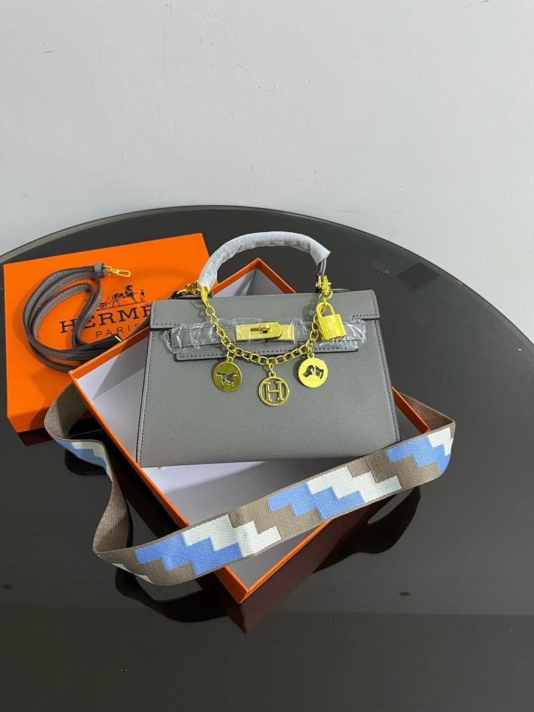 Hermes
95 dhs✅
with box
size 22cm

Zain42
♥️♥️♥️