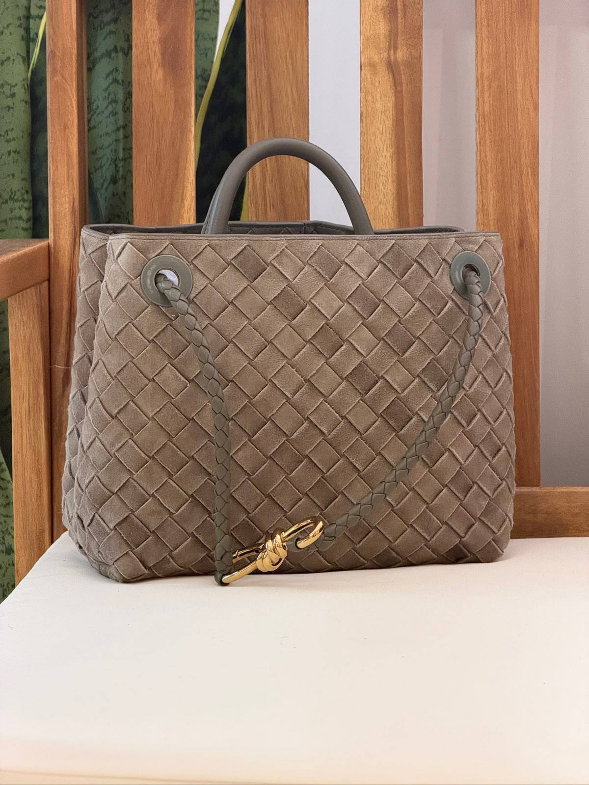 BOTTEGA VENETA💫
VIP Quality ⚡️
Original Packing 🎁
Size 25CM📏
For Price 👇 WhatsApp✅
0568585901 
0507557372
0552275751 Owner Zain 👌

Zain321
♥️♥️♥️