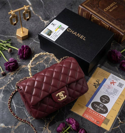 Chanel 
26cmx13cmx3cm
85 dhs✅✅
with box

Zain72
♥️♥️♥️