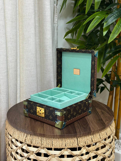 BRAND- LOUIS VUITTON 
*❗️JEWELLERY BOX❗*
*SUPER MASTER QUALITY ❗*
950 dhs✅
*WITH  PAPERBAG❗*

Zain267
♥️♥️♥️