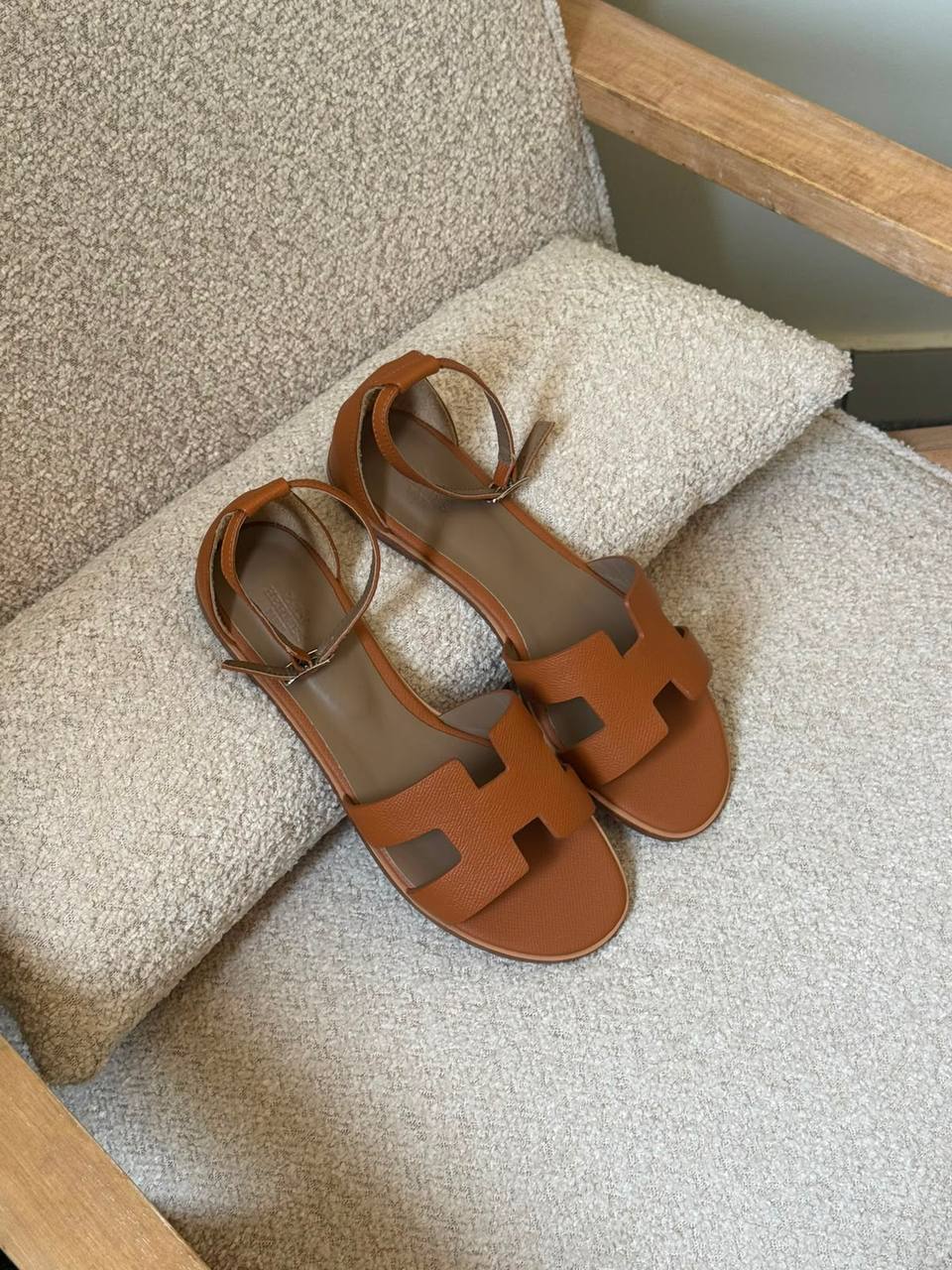 Hermes 🖤
✨ 𝐀𝐯𝐚𝐢𝐥𝐚𝐛𝐥𝐞 𝐍𝐨𝐰
✨ 𝐒𝐢𝐳𝐞𝐬: 𝟑𝟔 — 𝟒𝟏
450 dhs💓

Zain298
♥️♥️♥️