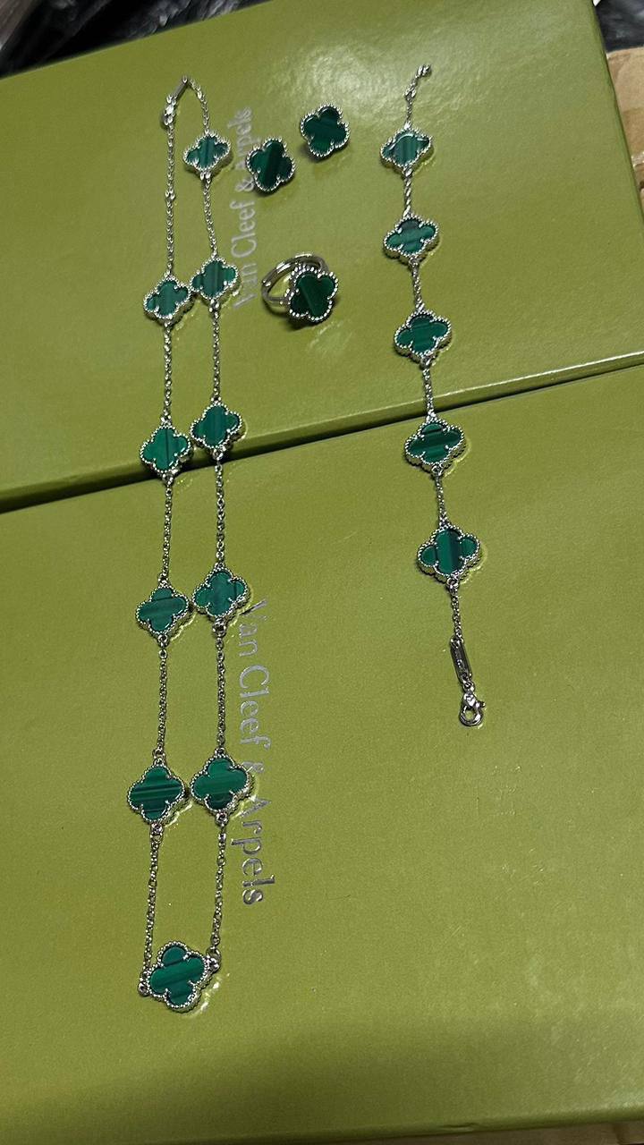 VCA set💥
*Stainless steel SET 💯*
Necklace ❤️‍🩹
Earring 🍁
Breslat ❣️
Ring 💍 free size
With normal boxes 📦 
And paper bag 🛍️
70 dhs🪙💕
With master box 🗃️ 
110 dhs🪙💕

Zain216
♥️♥️♥️