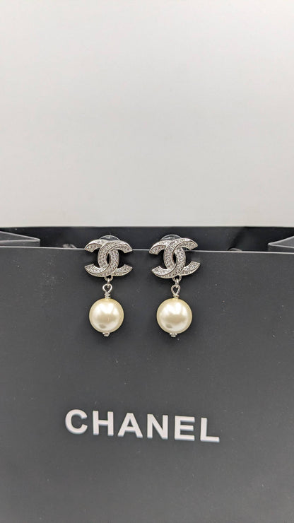 Chanel
*Master Quality* 
*Earrings*
80 dhs💓 
with Normal Box 🎁 
90 dhs💓 
with Master Box 🎁

Zain210
♥️♥️♥️