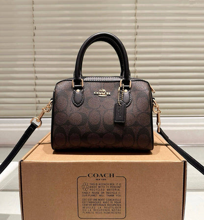 COACH 

NEW CAME GOOD QUALITY 
WITH BOX 
🎁🎁🎁

90 dhs❣️
SIZE: 18cm

Zain279
♥️♥️♥️