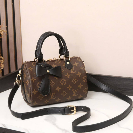 LV 
GOOD QUALITY 💯
90 dhs🪙💕

With box
🎁🎁🎁

Zain269
♥️♥️♥️