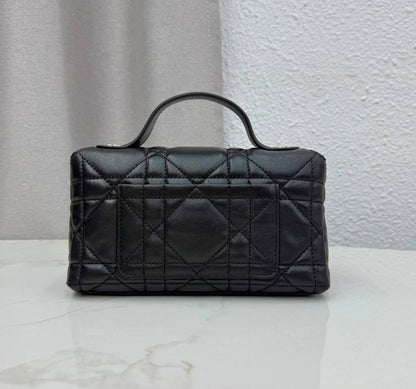DIOR 
HIGH QUALITY 
WITH BOX  
🎁🎁🎁

120 DHS✅

Zain295
♥️♥️♥️