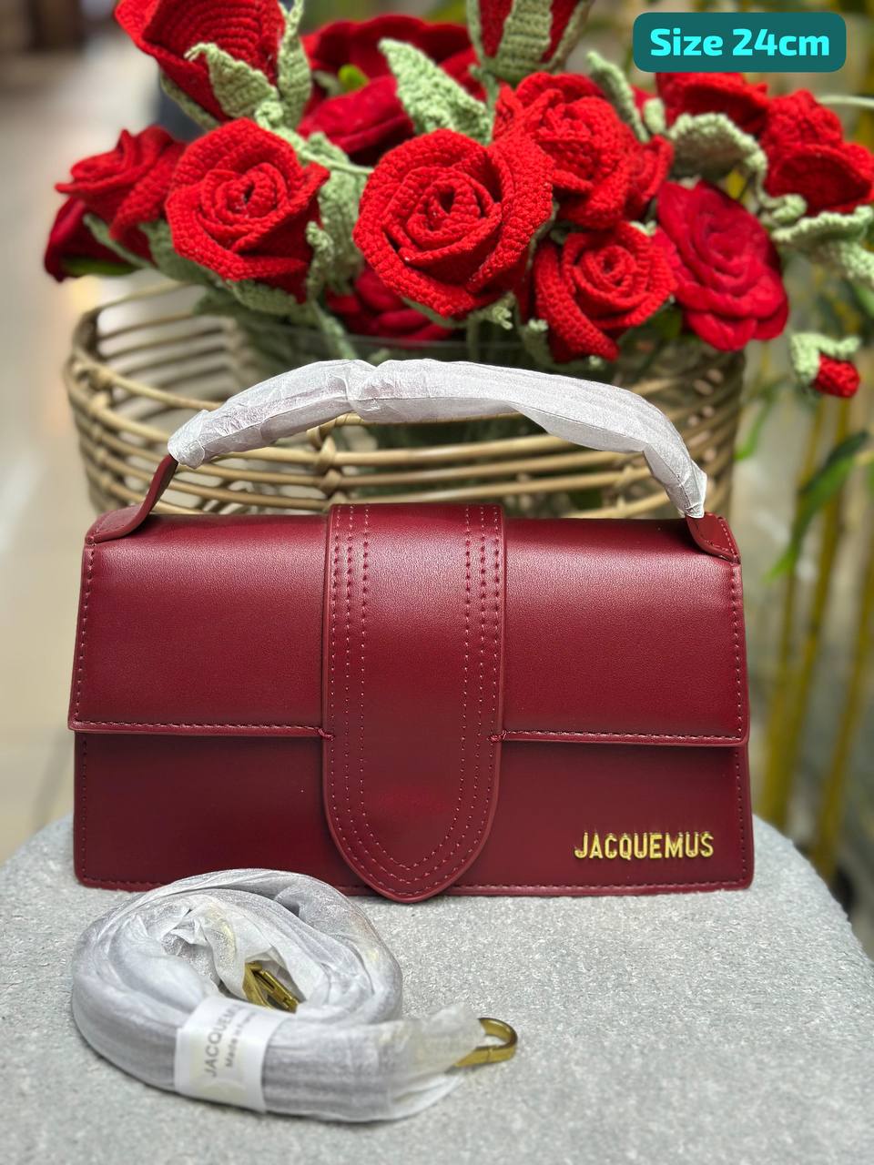 Jacquemus

Good quality 

with box 🎁🎁🎁

100 dhs🇦🇪

Zain186
♥️♥️♥️