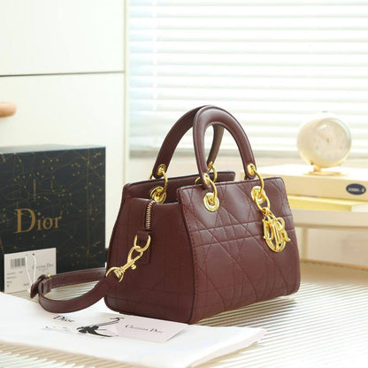 Dior

95 dhs🇦🇪🇦🇪🇦🇪

size：24cm
with box
Zain35
♥️♥️♥️
