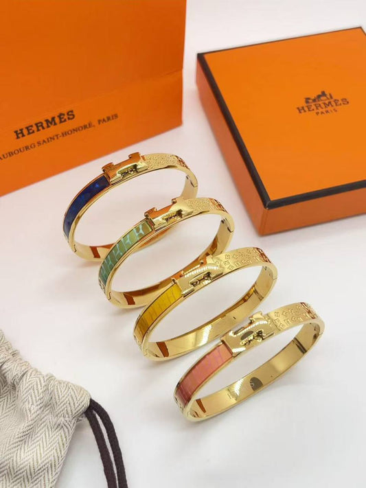 Bangle ❤️‍🔥*
Stainless steel 💯
Non tarnish 💯
With black boxes 🗃️ 
20 dhs🪙🌨️
With normal boxes 📦 
And paper bag🛍️
30 dhs🪙🌨️

Zain216
♥️♥️♥️