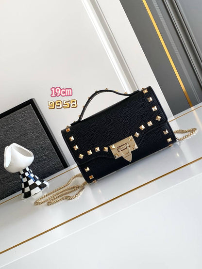 Valentino  
Master🌺🌺
size：19cm  
250 dhs✅

Zain114
♥️♥️♥️