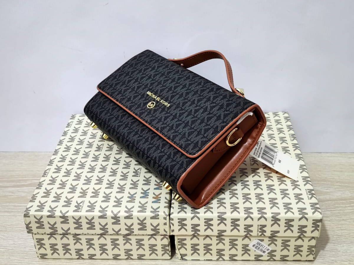 Bags

90 dhs🇦🇪

with box
🎁🎁🎁

size 23cm

Zain26
♥️♥️♥️