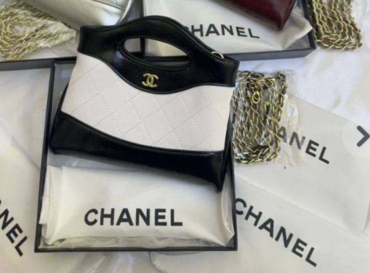 Chanel
85 dhs🪙🌨️
SIZE：20cm
With box
🎁🎁🎁

Zain35
♥️♥️♥️