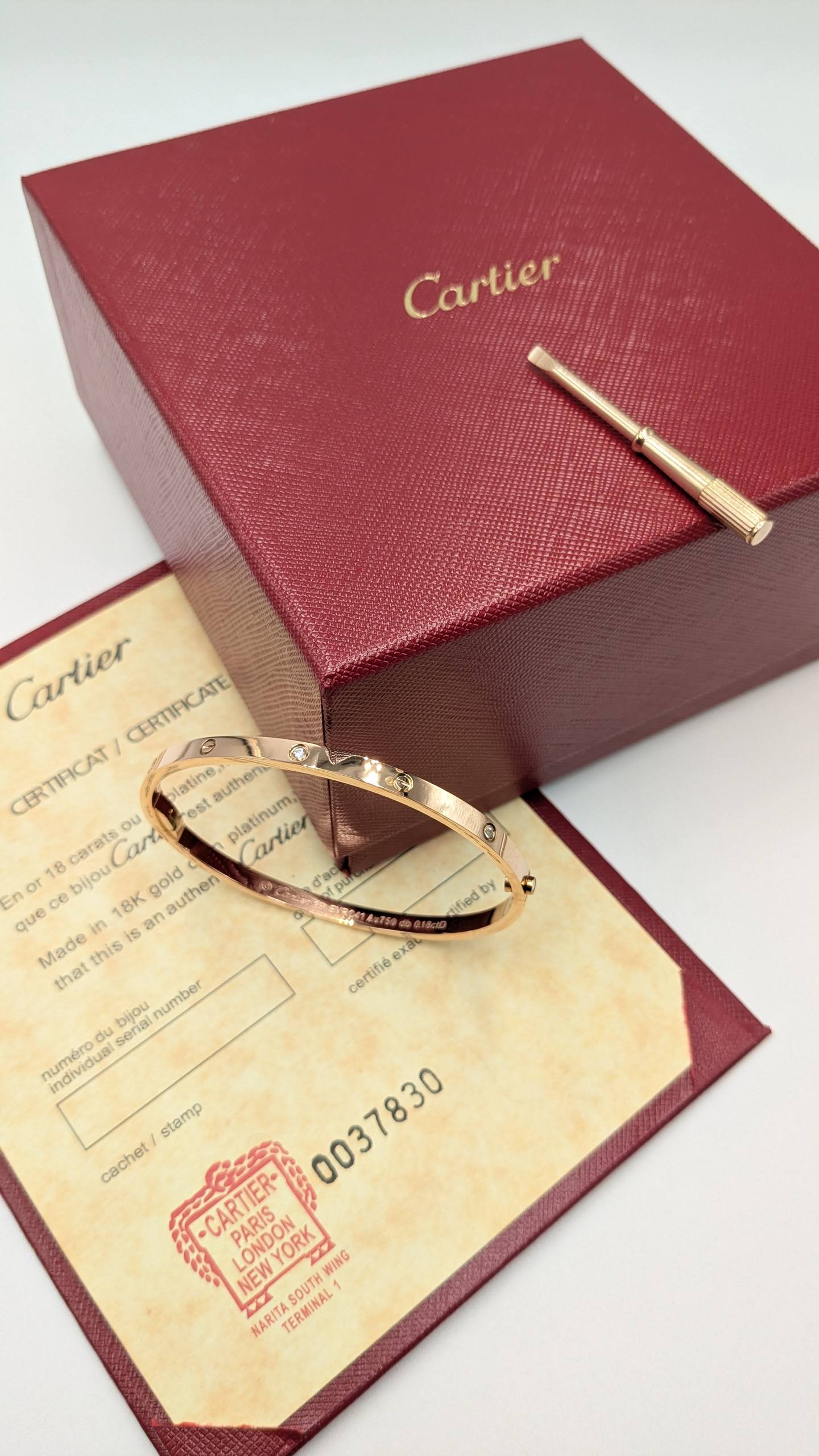 Cartier
*Super Master Quality* 
*Thin Love Braclate*
120 dhs✅ with Normal Box 🎁
150 dhs✅ with Good Box 🎁
190 dhs✅ with Master Box 🎁

Zain210
♥️♥️♥️