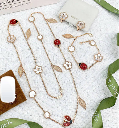 VCA SET 
Necklace 🦋
Earring❤️‍🔥
Bracelet ✨
Ring free size
Master quality 💯
With normal boxes 🗃️ 
315 dhs🇦🇪🇦🇪


With master box 📦 
365 dhs🇦🇪🇦🇪

Zain216
♥️♥️🥹