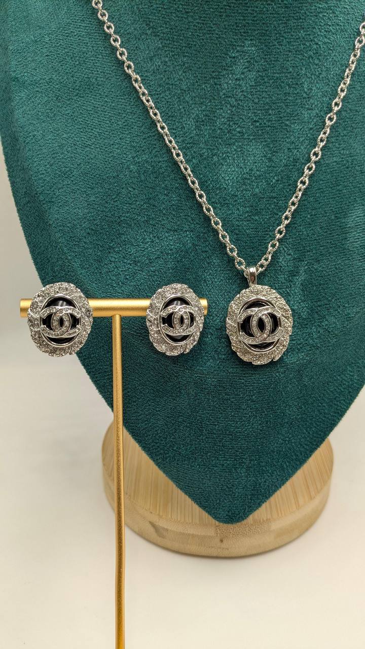 Chanel
*Master Quality* 
*Necklace & Earrings*
140 dhs💓 with Normal Box 🎁
150 dhs💓 with Good Box 🎁
180 dhs💓 with Master Box 🎁

Zain210
♥️♥️♥️