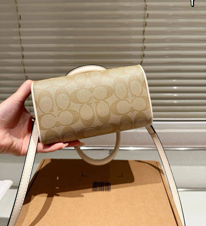 COACH 
GOOD QUALITY 
WITH BOX 
95 dhs✅
SIZE: 18cm

Zain39
♥️♥️♥️