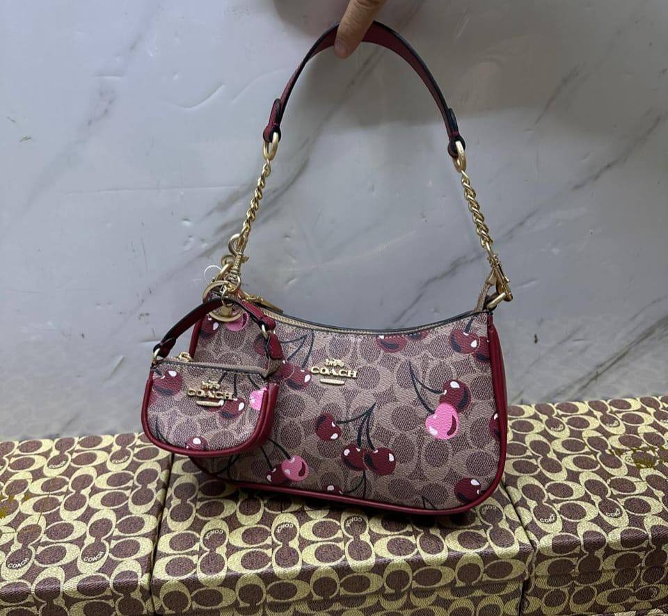 Coach

with box
🎁🎁🎁

95 dhs🪙🌨️

Zain143
♥️♥️♥️