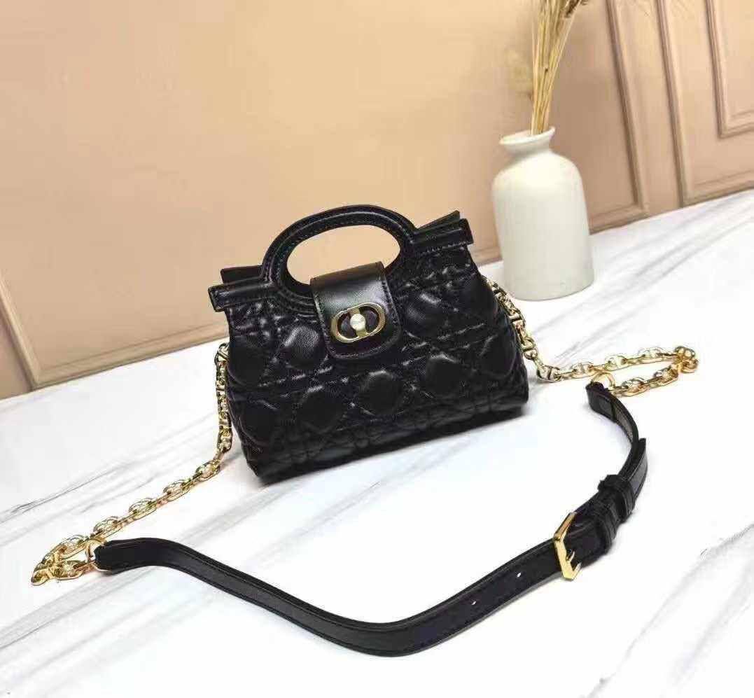 💎  Dior Jolie new
1⃣️ First quality +🎁
Size : 19 * 13.5 cm
115 dhs🌺
with 🎁

Zain115
♥️♥️♥️