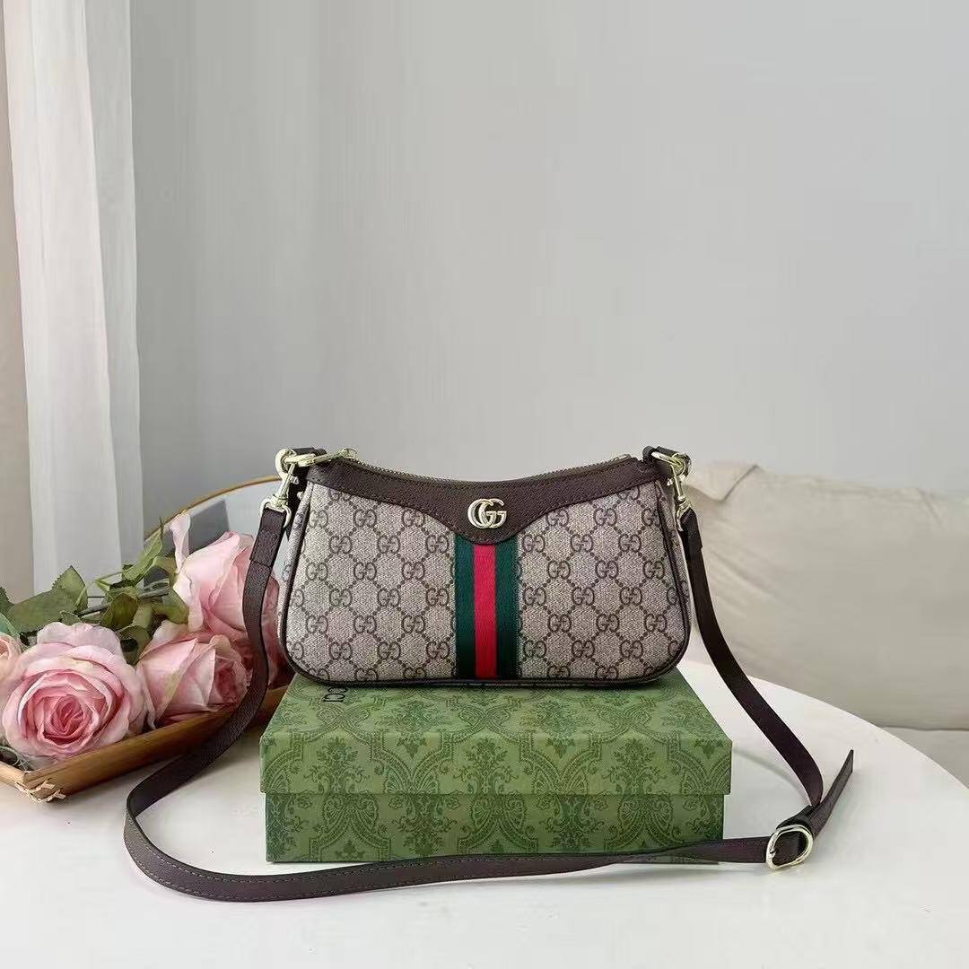 Gucci
85 dhs🪙💕

with box
🎁🎁🎁

size 25×9×14cm

Zain44
♥️♥️♥️