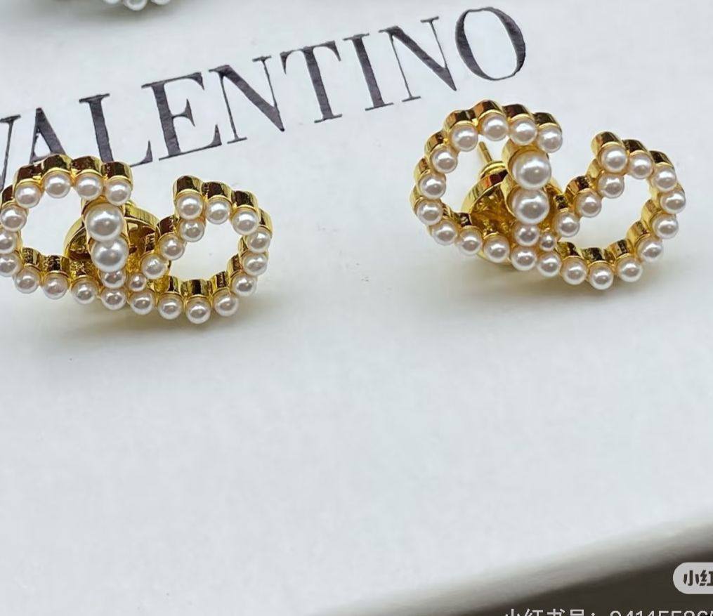 Valentino Earrings* 💕
Master quality 

45 dhs🗽
normal box 📦

Zain48
♥️♥️♥️