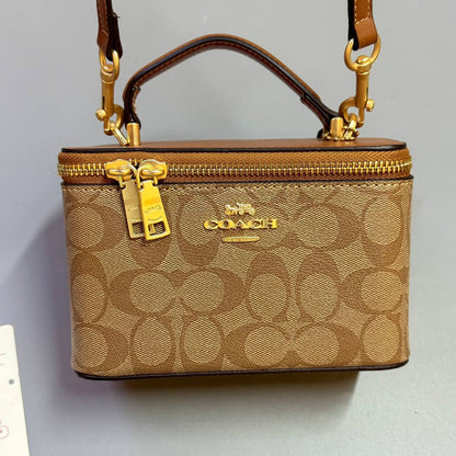 COACH 
NEW CAME GOOD QUALITY 
WITH BOX  
🎁🎁🎁

90 dhs🪙💕
SIZE: 17.5cm

Zain39
♥️♥️♥️