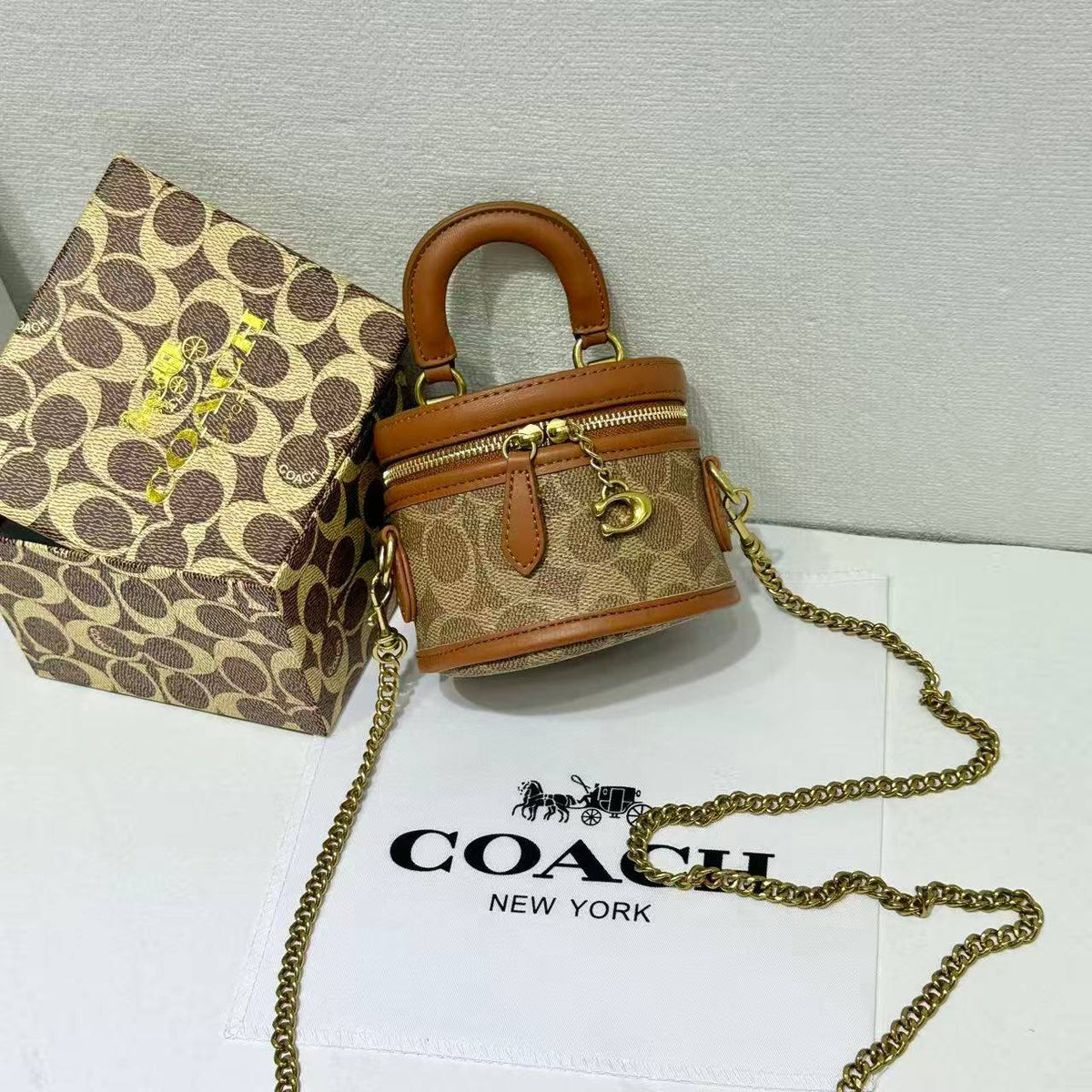 Coach 
90 dhs🇦🇪🇦🇪

with box
size 12×8×9cm

Zain42
♥️♥️♥️