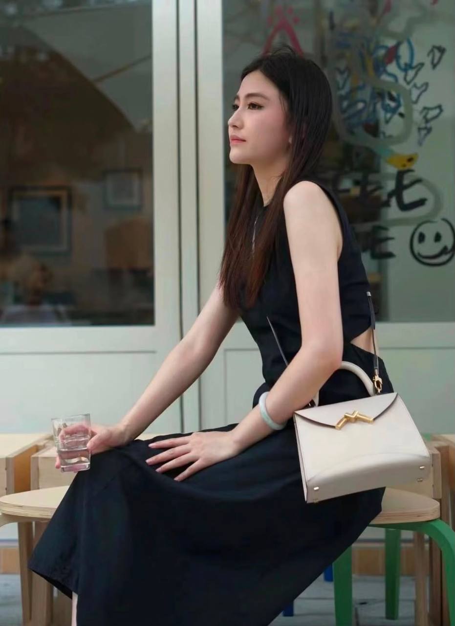 MOYNAT 
GOOD QUALITY WITH BOX 
110 DHS🇦🇪🇦🇪

Zain295
♥️♥️♥️
