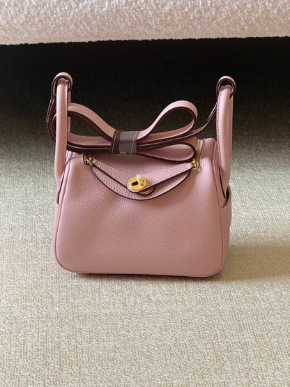Hermes mini Lindy 18cm💥Master quality ✅with box 📦 
340 dhs✅

Zain51
♥️♥️♥️